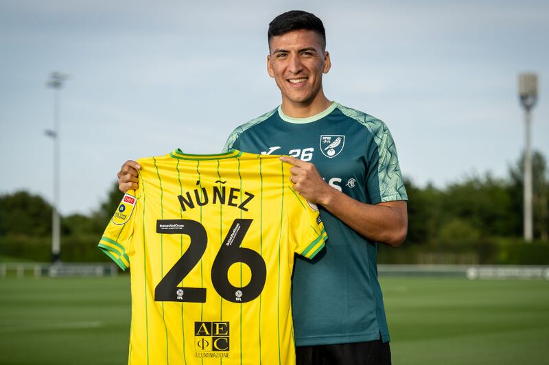 Marcelino Núñez con la camiseta del Norwich