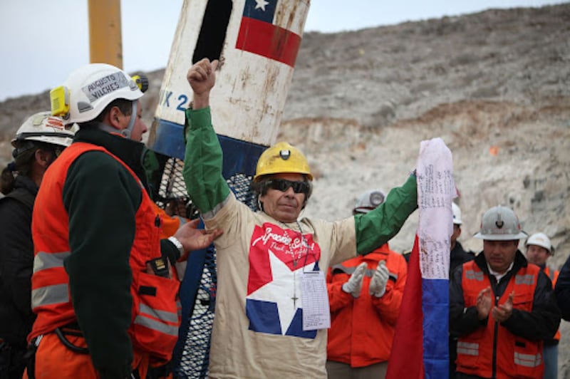 A los 74 años de edad falleció Mario Gómez, uno de los 33 mineros rescatados de la mina San José el 2010. La noticia fue entregada la madrugada de este 21 de septiembre por la funeraria Candelaria de Copiapó, quien confirmó el deceso a través de su obituario en su redes sociales.
Mario Gómez fue el minero más longevo del grupo que quedó atrapado a 700 metros de profundidad, desde el 5 de agosto y al 13 de octubre de ese año y el encargado de enviar la primera carta a la superficie, revelando las coordenadas del refugio donde estuvieron ubicados durante 69 días. 
Gómez fue rescatado en el noveno lugar y ocho años más tarde presentó problemas de salud, y fue hospitalizado por silicosis y una fibrosis pulmonar, enfermedades comunes producto de trabajo en la minería bajo tierra. 
Con ese deceso, Mario Gómez es el primero de los 33 mineros en fallecer.