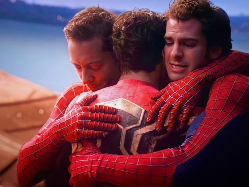 El actor Tom Holland dijo que en el grupo está junto a Tobey Maguire y Andrew Garfield, que lo crearon para el rodaje y se ha mantenido después del estreno.