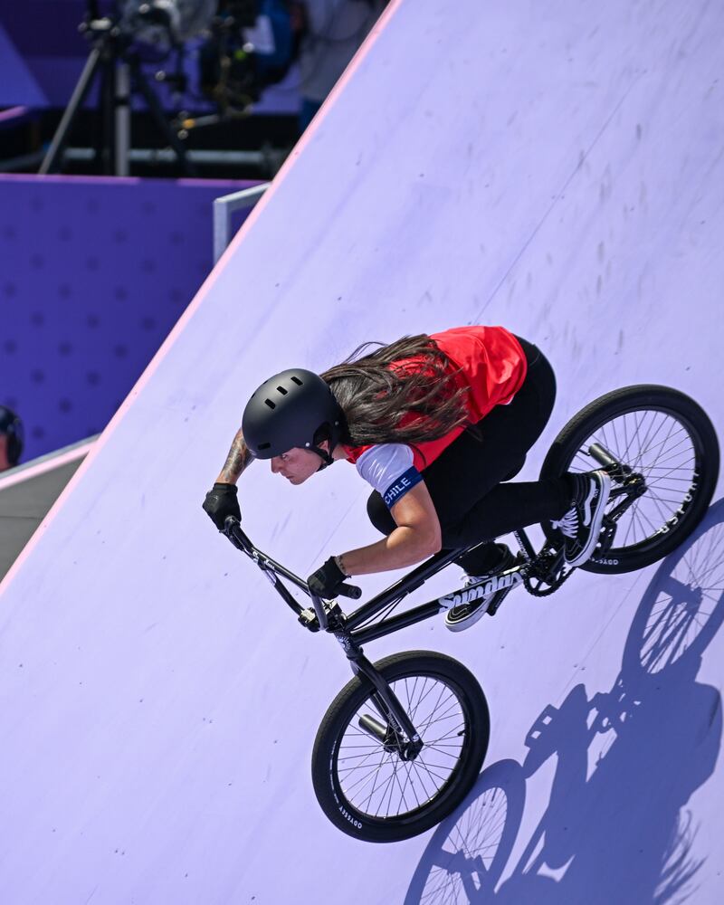 La deportista nacional tuvo una histórica presentación en la competencia de BMX Freestyle de París 2024, donde este martes accedió a la final de la categoría.