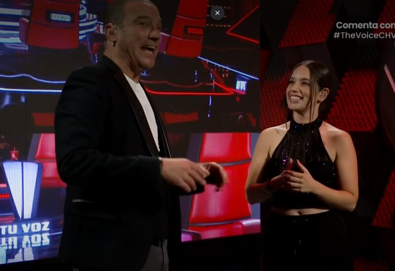 La participante de The Voice Chile, Tayra Hucke Cisternas, puso en aprietos al animador de CHV Julián Elfenbein, tras preguntarle directamente por sus intenciones de casarse con la actriz Mane Swett, con quien se especuló que tuvieron un secreto romance, pero que había llegado a su fin hace unas semanas atrás. 
Todo partió cuando el rostro de “Pasapalabra” le preguntó a qué se dedica, a lo cual ella respondió que divide su tiempo entre la música y la realización de fiestas de matrimonio. 
“Yo me dedico 70% a la música y el otro 30% oficio bodas, caso gente. Son matrimonios simbólicos o alternativos, son 6 ceremonias diferentes que hacemos”, explicó la concursante del programa de talentos vocales.