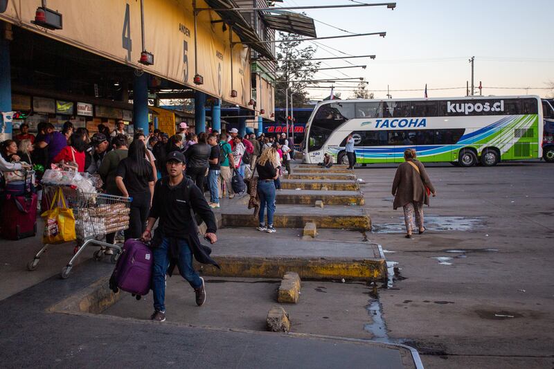 Alta concurrencia en terminal de buses de Santiago por feriado largo de fiestas patrias | 15 DE SEPTIEMBRE 2023 / ESTACIÓN CENTRAL
Miles de Santiaguinos saldrán desde el terminal de Santiago a regiones debido al fin de semana largo de fiestas patrias 2023.
FOTO: LUKAS SOLIS / AGENCIAUNO