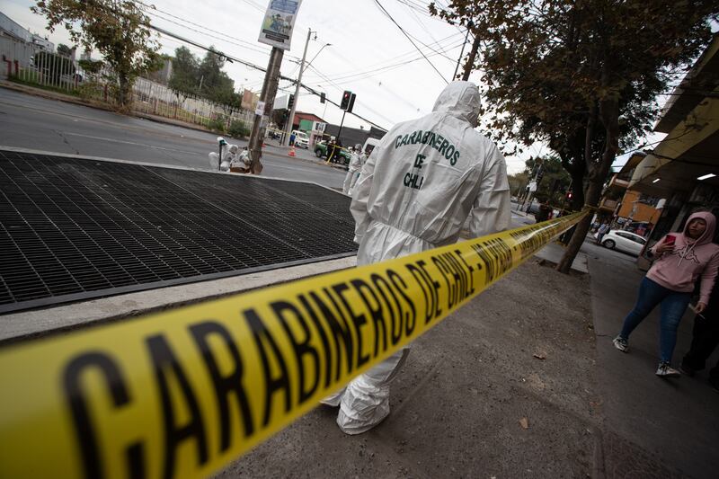 Pericias en el lugar donde murió carabinero (Imagen referencial) | 11 de abril 2024 / SANTIAGO 
Personal de criminalística de carabineros realiza peritajes en el lugar donde murió un carabinero tras intercambiar disparos con delincuentes. 
FRANCISCO PAREDES / AGENCIA UNO