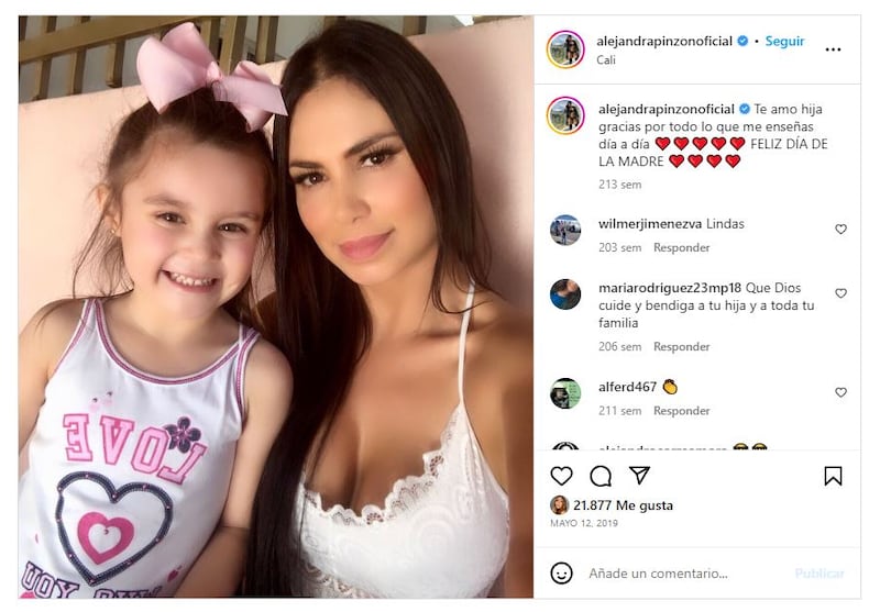 Alejandra Pinzón junto a su hija, Gala |