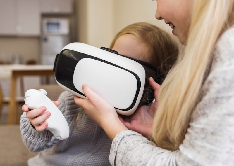 Vista frontal de niños con gafas vr.