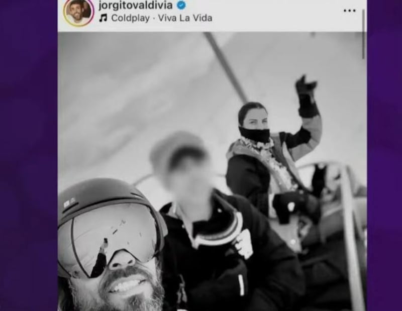 Durante el fin de semana Jorge Valdivia publicó una foto en la nieve junto a su pareja Maite Orsini y el hijo que tiene con Daniela Aránguiz. “Lindo fin de semana con ustedes”, escribió. Pero, según trascendió, el menor no tenía intenciones de compartir con la parlamentaria, sino que pensaba que el paseo a la cordillera era solo entre padre e hijo.
Así lo contó Rigeo a través de un mensaje que envió al programa Hay que decirlo, conducido por Pamela Díaz y Nacho Gutiérrez, señalando que su sobrino se “sintió engañado”. 
“Estoy hablando con una persona muy cercana a Daniela Aránguiz y me dice que esta foto no fue al azar, no fue como que fuimos a subir o qué bonito momento. Me dice Rigeo que el hijo de Jorge Valdivia y Daniela Aránguiz está muy triste porque se sintió utilizado, que a él no le dijeron que iba a ir Maite a la nieve”, reveló una de las panelistas del programa.