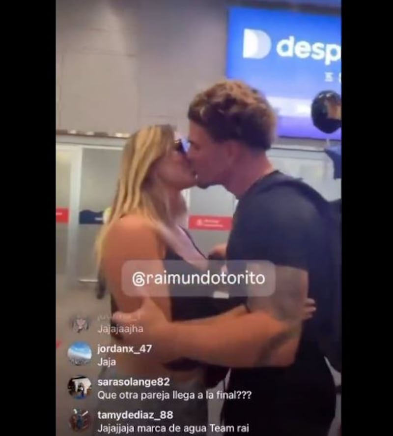 Con un beso en la boca a vista y paciencia de sus seguidores, Faloon Larraguibel y Raimundo Cerda confirmaron que el affaire que nació en el reality Palabra de Honor de Canal 13 en Perú traspasó la frontera y continúa ahora en su retorno a Chile. 
Fue en la llegada al país que los exreclutas demostraron a los presentes que estaban en el aeropuerto que hay romance para rato o, por lo menos, hasta que termine el programa de telerrealidad. 
Si bien, las grabaciones finalizaron el viernes 20 de diciembre y todos los participantes regresaron a sus respectivos domicilios, Faloon y Raimundo deberán volver a competir en la final, junto a otras dos duplas. Por lo tanto, seguirán como pareja en la competencia en el mes de mayo y, posiblemente, también en lo afectivo.
El romántico momento quedó registrado en un video, donde ambos se muestran muy cariñosos delante de sus fans, despidiéndose con un beso en los labios y otro en la frente que le dio Raimundo, junto a un fuerte abrazo. 
Hasta el aeropuerto, también llegó la madre de Raimundo a buscar a su retoño, quien fue recibido por sus seguidoras de la cuenta de Instagram @raimundotorito.