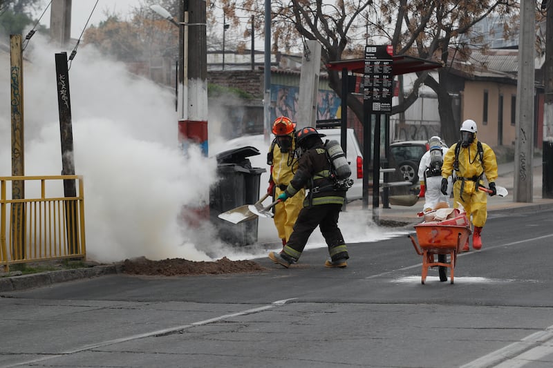 Derrame de Ácido Nítrico en Pudahuel | 14 DE AGOSTO DE 2024 / SANTIAGO
Accidente químico en Pudahuel, con maquinaria rompen un contenedor de ácido nitrico lo que provocó la evacuación del perímetro a la fuga 
FOTO: DIEGO MARTIN /AGENCIAUNO