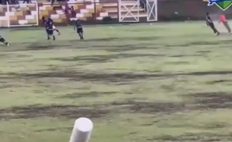 La prensa local confirmó la muerte de una persona y de otra gravemente herida luego de caer dos rayos en la cancha de un partido de fútbol amateur.