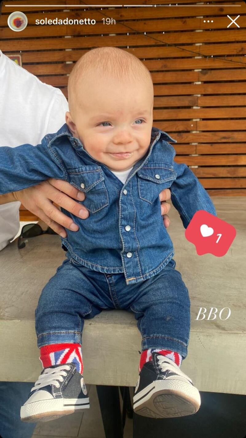 Vestido con jeans, camisa de mezclilla y taquilleras zapatillas Converse. Así fue el look que lució el pequeño Borja -el hijo de cuatro meses de edad de la periodista Soledad Onetto de Canal 13- durante durante el Día del Padre.
La conductora de noticias compartió la imagen con sus seguidores en sus historias de Instagram, en homenaje a su pareja, el abogado y empresario Andrés Barrios.
La foto del sonriente Borja fue acompañada con un emoji de corazón y las iniciales BBO, Borja Barrios Onetto. 
Sole Onetto, madre a los 47 años
Tiempo atrás, contó cómo es para ella ser madre a los 47 años de edad, reconociendo que sentía miedo. 
“Siento que estoy en un momento trascendental de mi vida”, confesó de entrada la comunicadora. Si bien la conductora defiende la decisión personal de querer o no tener hijos, asegura que se siente más que contenta y satisfecha con el proceso que está viviendo tras la llegada de Borja. “En lo personal, y ya pasado este proceso, solo puedo decir que no habría sido bueno perderme esta experiencia. Tenía que vivirla, que experimentarla, que gozarla y sufrirla”, expresó.
Al respecto reflexiona: “Eso es una parte de ser madre, aunque por supuesto que no es todo. Y a lo mejor algo que lo describe bien, es que por primera vez tengo miedo a morir”.
Finalmente, la periodista recordó una frase que dijo en el pasado y que, a diferencia de antes, ya no le hace el mismo sentido.
“Una vez lo dije ante un grupo y se sorprendieron mucho. Dije: “Si la vida me quiere llevar hoy, que me lleve. Porque realmente he hecho todo lo que he querido, no hay nada en que me haya restringido o no haya alcanzado un sueño”, recordó.
“Pero ahora, por primera vez, por Borja, tengo miedo a morir, miedo a que mi hijo se quede sin mí. Y por él quiero vivir la mayor cantidad de tiempo posible”, manifestó la presentadora de TV.