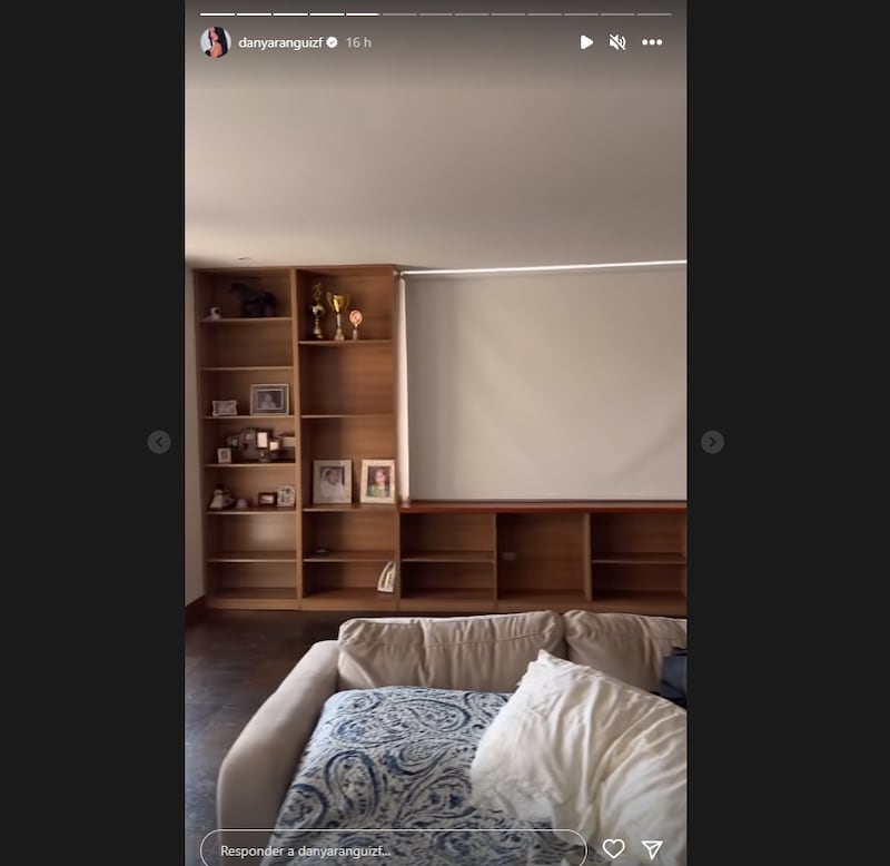 ¿Y cómo lo hizo? Compartió un video en su cuenta de Instagram, en el que aparece mostrando un espacio de su casa, que compartía con su ex, y desde dónde sacó todas sus pertenencias luego de que se confirmara la separación. «Uhhh, qué hago en esta pieza, está tan vacía está pieza», dice Daniela Aránguiz.

A lo que inocentemente su hijo le responde,«hazme una salita de juegos», a lo que ella asegura que lo hará.