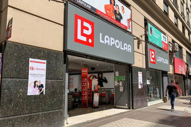 Trabajadores de La Polar denuncian agresiones de clientes tras denuncias de venta de ropa falsificada