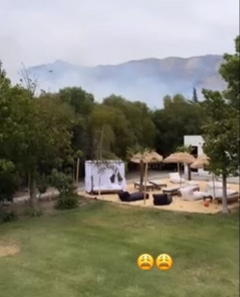 La modelo y empresaria Coté López compartió con sus seguidores los minutos de terror que vivió en su domicilio, producto de un incendio a poca distancia de su vivienda. 
Fue a través de Instagram que mostró el siniestro propiciado por una quema de pastizales, pero que se extendió por más de dos horas, poniendo en riesgo que se propagara hasta su casa ubicada en la comuna de Colina, sector de Chicureo. 
“Mi gente, hay un incendio atrás de la casa. Está la cagá”, comentó, según consignó Página 7. 
Todo ocurrió la tarde del sábado, pasadas las 15 horas, en la zona conocida como Piedra Roja y afectó cerca de dos hectáreas de terreno. 
“Las llamas en cualquier minuto llegan acá. Llegaban súper altas. Terrible”, agregó preocupada, registrado una gran cantidad de humo detrás del patio de casa. 
Finamente, tras pasar el susto, comentó a sus seguidores que ya todo estaba contralado. 
“Fuego controlado. Gracias”, escribió finalmente, junto a un emoji de corazón, mientras que varios le respondieron “Ay, qué bueno”.