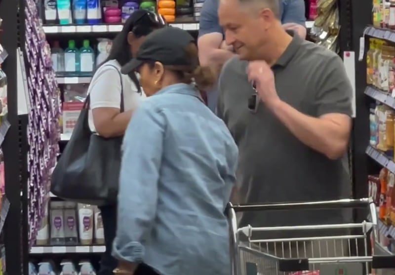 Kamala Harris se baja del poder y captada haciendo sus propias compras.