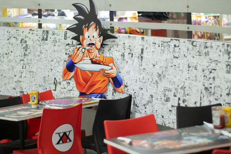 En cada rincón de My Hero´s Café se alzan figuras de comics, historietas,
consolas de videojuegos, murales hechos por artistas locales, disfraces... un mundo geek hecho por geeks para geeks.