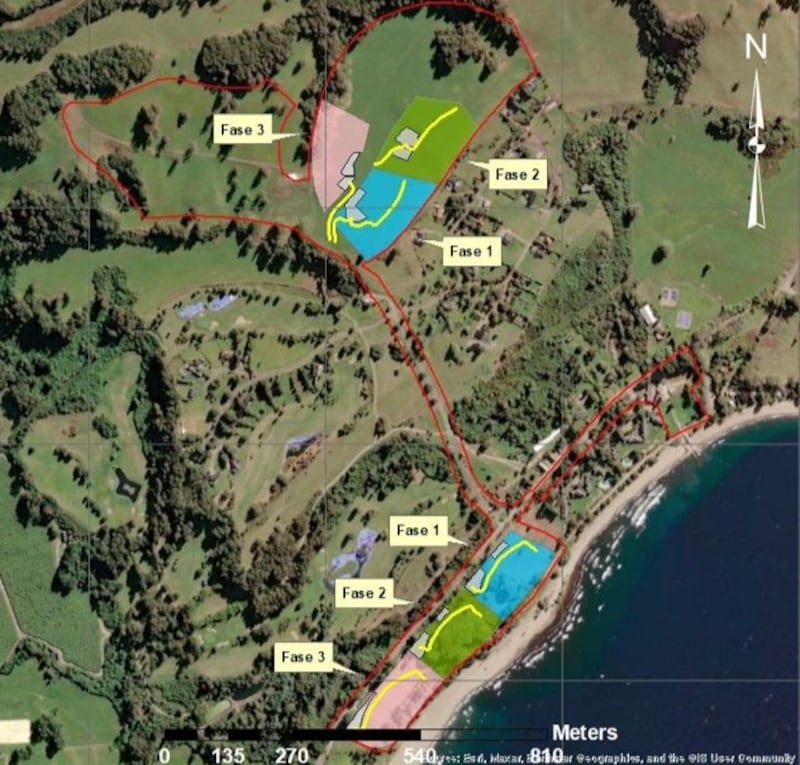 Un mega proyecto inmobiliario de 208 viviendas espera construir la familia Piñera Morel en Lago Ranco, misma zona donde falleció hace un atrás el expresidente Sebastián Piñera tras capotar el helicóptero que pilotaba. 
Se trata de un complejo turístico de casas y departamentos “tipo village” que se construirá sobre 40 hectáreas de terreno en Bahía Coique, zona donde la familia cuenta con una propiedad. 
Según informó el medio Pulso de La Tercera, los trabajos comenzarían el próximo año, con fecha de término para el 2031 y tendría una inversión de 39 mil millones de pesos, equivalentes a 40 millones de dólares. 
Eso sí, el proyecto recién fue ingresado por parte del family office de los Piñera Morel, Inversiones Odisea, y su filial Inmobiliaria Arenas Blancas S.A. para su aprobación en el Servicio de Evaluación Ambiental (SEA).
“Los edificios contemplan torres de cuatro y cinco pisos sin subterráneos, mientras que el proyecto de Village se compone de viviendas de 2 pisos. Los edificios a desarrollar se dividirán en 20 bloques, distribuidos en una superficie de 7,41 hectáreas. Más detalladamente en la fase 1 y fase 2 se procede con la construcción de 5 bloques en cada fase de 4 y 5 pisos con 44 departamentos c/u. Para la fase 3 se construirán 4 y 6 bloques aportando así 54 y 48 departamentos. La preparación del terreno se iniciará con la limpieza de los loteos, superficie que será intervenida para retiro de la cobertura vegetal y despeje”, explicó el medio ExAnte.