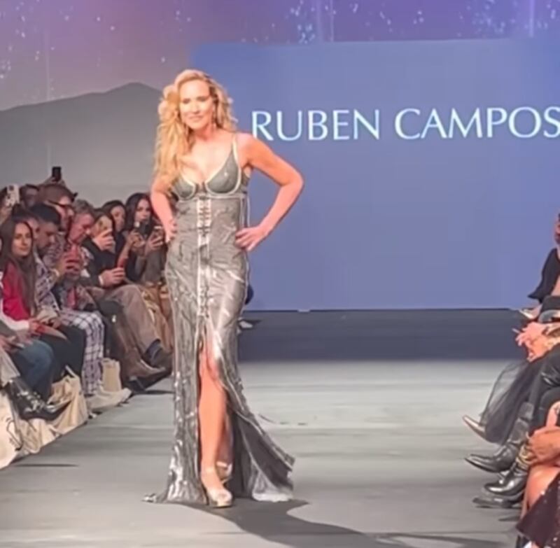 La animadora Angélica Castro volvió al modelaje en gloria y majestad, durante el desfile Andes Fashion Week Chile, realizado en homenaje a la trayectoria del diseñador Rubén Campos, con quien mantiene una gran amistad, consignó Página 7.
En el evento, donde derrochó elegancia, lució un largo vestido con tonalidad gris y brillantes, según se pudo ver en los videos que compartió en sus redes, donde mostró la preparación en camarines y su deslumbrante pasada por la pasarela.
“En el camarín preparándonos para el súper desfile y máximo reconocimiento para Rubén Campos”, señaló Angélica Castro en una de sus historias, mientras era maquillada previo a su reencuentro con el modelaje.
En otro registro, la madre de Laura de la Fuente y expareja de Cristian de la Fuente, se ve afinando los últimos detalles de su elegante vestido largo, de corte sirena y tonalidad gris, con muchos brillantes.
El diseño tenía varios detalles que caracterizan el estilo de Campos: escotes pronunciados, combinación de distintas texturas y cortes que pronunciaban la figura, de forma muy elegante, destacó el citado medio.
Cuando el desfile terminó, Angélica publicó otro registro, esta vez junto a Rubén, quien expresó su emoción el este homenaje.
Finalmente, también se mostró agradecido con la presentadora por ser parte del evento. “Una gran amiga, a quien le hice su vestido de novia… y no lo quiso usar”, comentó, provocando la risa de Castro.