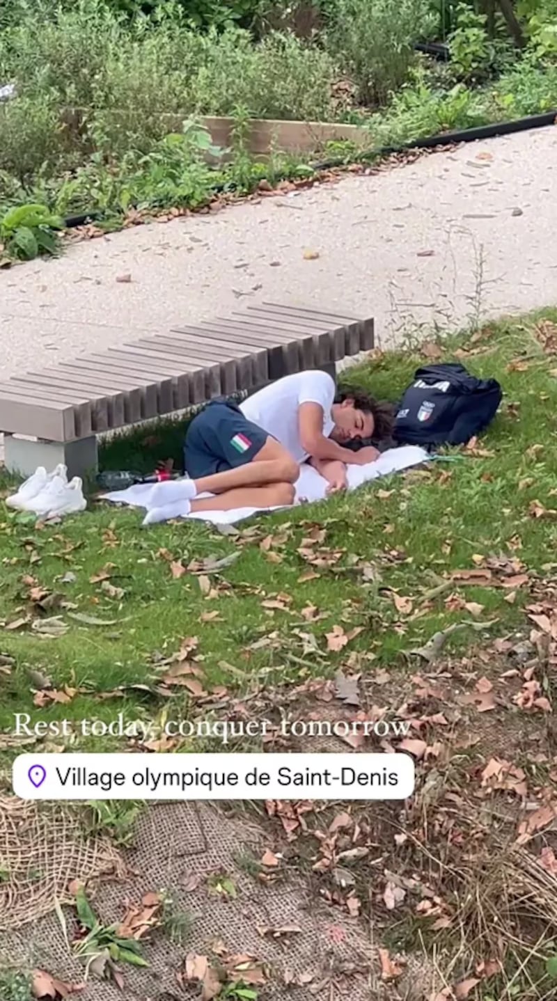 Ceccon durmiendo en un parque