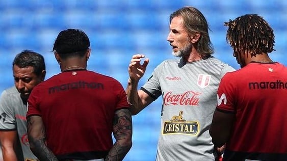 El entrenador argentino fue duramente criticado en los medios peruanos por haber llegado a dirigir a la selección chilena.