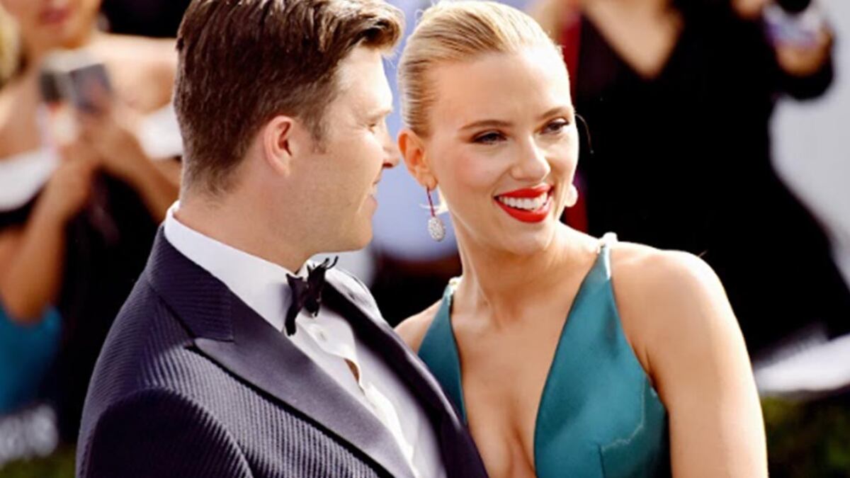 Scarlett Johansson y Colin Jost chiste