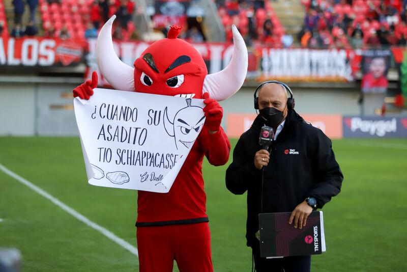 Diablonga irrumpiendo en la transmisión de TNT Sports