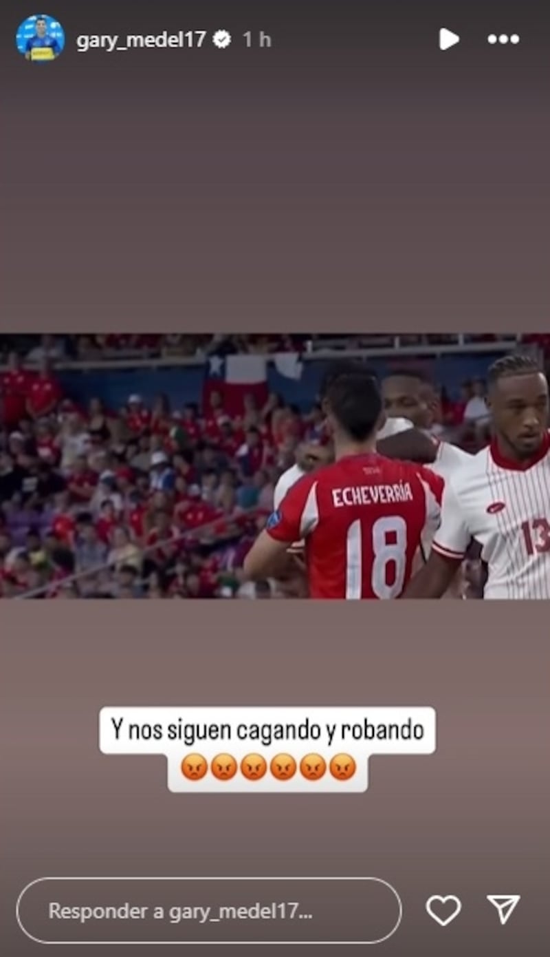 El defensor chileno estalló de rabia contra el árbitro colombiano por no expulsar a un jugador canadiense que agredió a Rodrigo Echeverría.