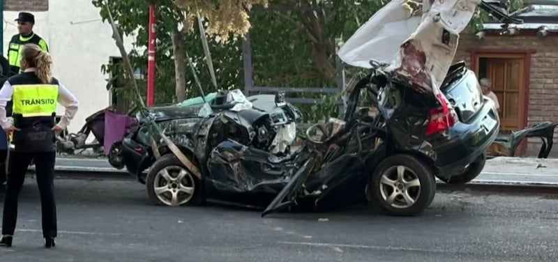 Choque fatal: Cuatro jóvenes entre 14 y 20 años murieron en un trágico accidente en Mendoza, Argentina.