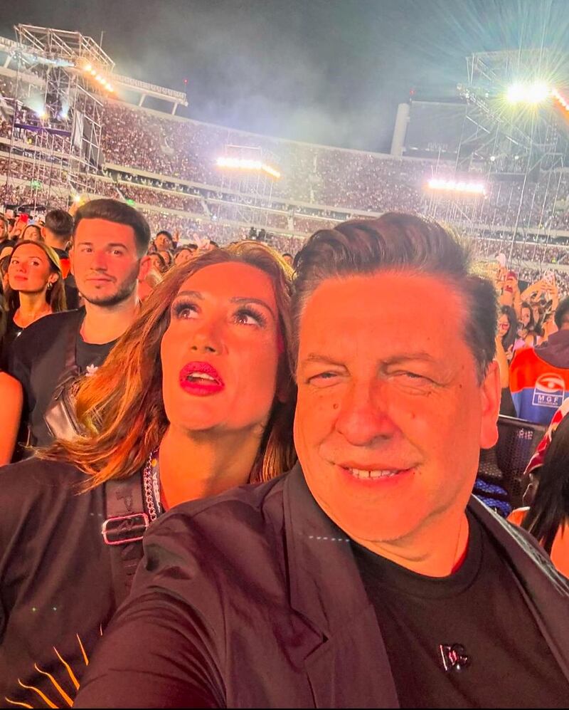 En el último capítulo de ¿Ganar o servir? Pamela Díaz contó la mala experiencia que tuvo con un famoso chileno cuando asistieron al estadio de River Plate, para ver el concierto de María Becerra en Argentina. 
Según contó La Fiera a Pangal Andrade, el conocido personaje se hizo el lindo antes de viajar y le mandó un coqueto mensaje por Whatsapp, lo que para ella fue raro. Pero, sus sospechas continuaron cuando, supuestamente, habría intentado tener algo más íntimo con ella durante la fiesta post concierto, aunque sin lograr su objetivo. 
Producto del rechazo, Pamela Díaz contó que el famoso comenzó a bailar con las jóvenes asistentes y una de ellas lo acusó de sobrepasarse.
“Me empezó a huear todo el rato y como no lo pesqué, después empezó a huear a las pendejas. (Yo le dije) ‘puta, yo sé que te gustan las pendejas, pero sabes qué, las siento un poco incómodas y tú ya eres adulto, tenís hijos”, le habría advertido a su acompañante. 
Tras esto, Díaz reveló que se le acercó una joven a preguntarle quién era el hombre que estaba pasado para la punta y era totalmente desconocido para ellas en el país vecino. 
“Me dice ‘¿quién es este?’ y yo le digo, ‘una persona importante’”. A lo que la joven le responde que “estamos cansadas, porque ya ha acosado a dos niñas. Mucho sobajeo”, le graficó. 
Además, La Fiera reveló que después el hombre se acercó a bailar con una grupo de veinteañeras, quienes lo trataron de “viejo verde” y le pidieron que no las tocara y se corriera.