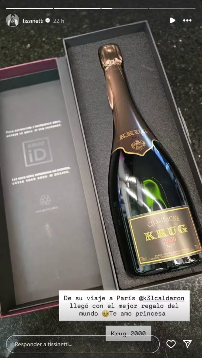 Un generoso regalo avaluado en medio millón de pesos fue el que trajo la influencer Kel Calderón a su pareja, el chef Renzo Tissinetti.
A través de sus redes sociales mostró el obsequio, correspondiente a una lujosa botella de champagne Krug 2000.
“De su viaje a París, Kel Calderón llegó con el mejor regalo del mundo. Te amo, princesa”, le agradeció en sus historias de Instagram.