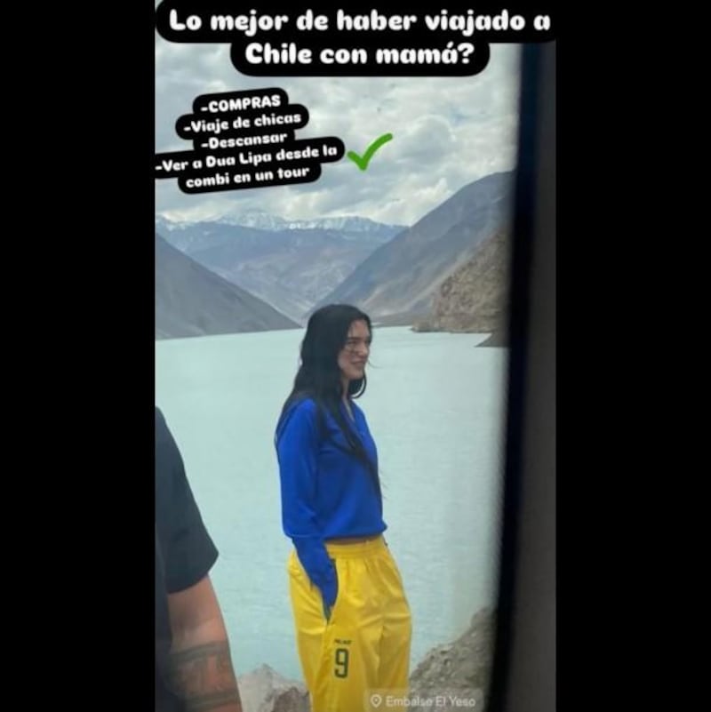 Lo que fue anunciado como un rumor, ya es una realidad. Dua Lipa arribó el domingo en la noche en su jet privado en Chile y compartió una fotografía desde el Cajón del Maipo. 
El motivo de su llegada hasta este país al fin del mundo no es por la realización de algún concierto, sino que por temas publicitarios. Precisamente, grabará un spot para la firma francesa Yves Saint Laurent desde San Pedro de Atacama, en el norte de Chile. 
Por esto motivo, se quedará por el tiempo de una semana.
El lunes la cantante se subió a una van rumbo al Cajón del Maipo y visitó el Embalse del Yeso y luego las Termas de Colina. 
“Lo mejor de haber viajado con mi mamá (...) ver a Dua Lipa desde la combi en un tour”, escribió una fanática, quien difundió la imagen de la cantante luciendo una polera azul y pantalón amarillo. 
Este viaje es el segundo que realiza la intérprete de Levitating, tras el concierto que realizó el año 2022 en el  Estadio Bicentenario de La Florida durante su gira Future Nostalgia.
Dua Lipa desde el año 2019 es embajadora de la marca de lujo. Y los inigualables paisajes del país serán el escenario para la nueva publicidad, aunque aún se desconoce si realizará en los salares, desiertos o aguas termales.
El rodaje del comercial terminará en la Región Metropolitana para tomar la parte urbana.
Sus seguidores no tardaron en reaccionar a la noticia con mucha emoción. Sobre todo, al saber que cualquier día de esta semana podrían cruzarse con la cantante británica.
“Viene Dua Lipa a Chile. Ojalá venga a conocer Rancagua”, “Oye Dua Lipa va a estar en Santiago esta semana y yo voy el martes. Qué pasa si me la cruzo”, “Figuraremos con mi pololo mañana buscando a Dua Lipa por Santiago”, “Espero poder verla, sería un sueño cumplido”, “Ya, pero ¿a qué hora llega mi polola?”, “Necesito una foto con ella”, comentaron en X.