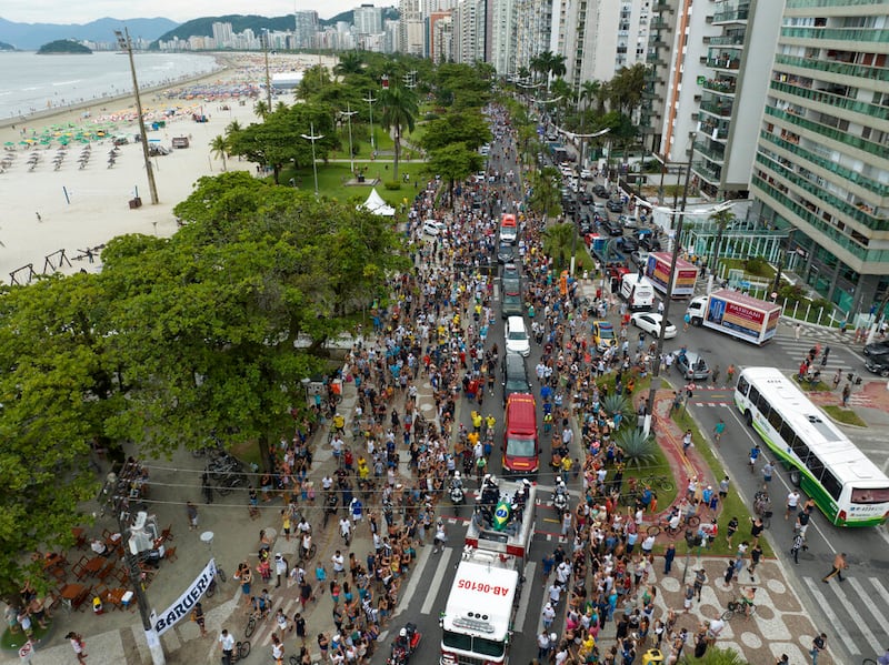 Miles de brasileños dan el último adiós al rey Pelé.