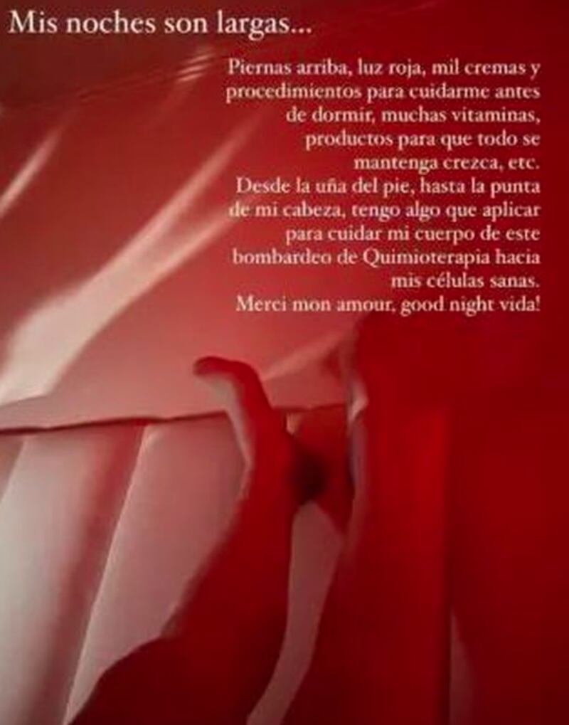 En otra historia, relató los cuidados que debe realizar, los cuales incluyen “mucha vitamina”.
“Mis noches son largas. Piernas arriba, luz roja, mil cremas y procedimientos para cuidarme antes de dormir, muchas vitaminas, productos para que todo se mantenga, crezca, etc”, escribió en la imagen donde se ven sus piernas levantas, y apoyadas contra la pared. 
“Desde la uña del pie, hasta la punta de mi cabeza, tengo algo que aplicar para cuidar mi cuerpo de este bombardeo de quimioterapia hacia mis células sanas. Merci mon amour, good nigth vida!”, cerró.
Fue hace una semana que Aylén Milla sinceró en un live que tiene cáncer de mama.
“Soy Aylén, 33 años y tengo cáncer de mama, comportado como triple negativo, agresivo. Llevo 16 quimioterapias. Esta es mi historia”, escribió la argentina en el post, junto a la transmisión donde confesó a sus seguidores la compleja situación de salud que atraviesa desde noviembre del 2022.