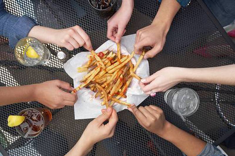 Científicos revelan que los amigos provocan obesidad por culpa del "contagio social"