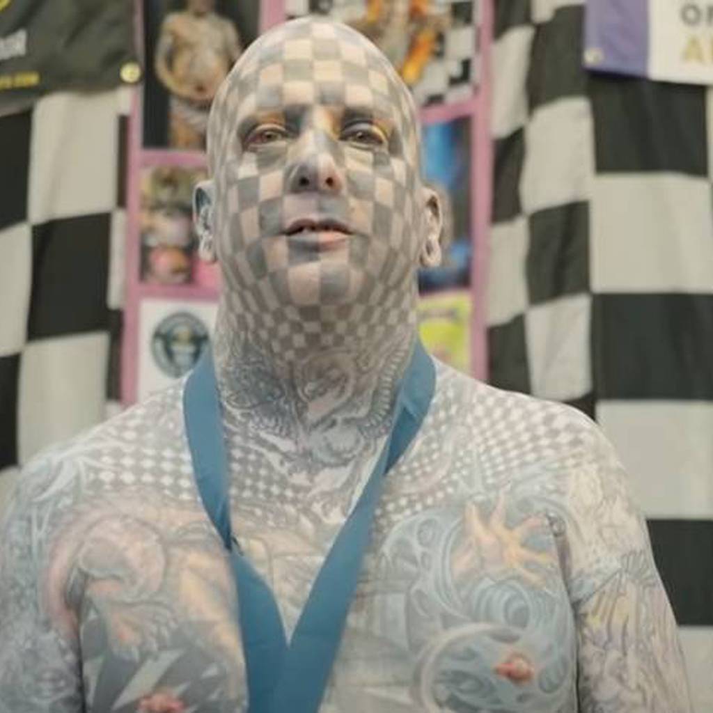 Tras más de 800 tatuajes, hombre dice haber estornudado tinta negra
