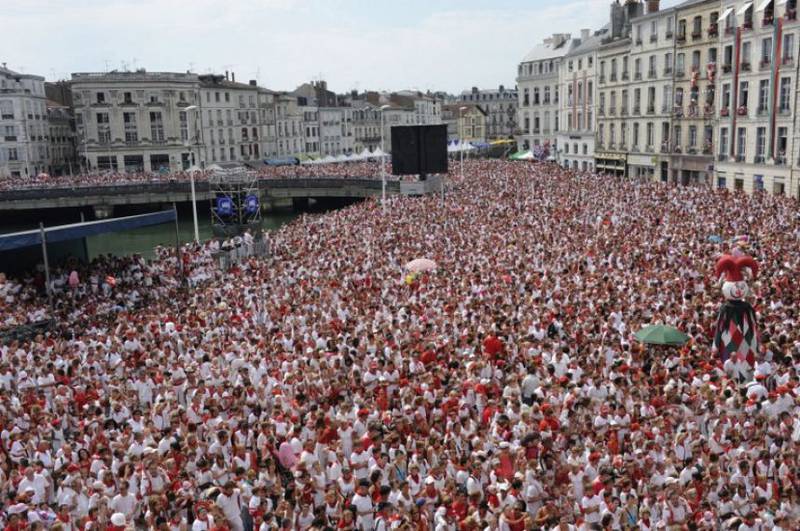 El pañuelo rojo sobre el festival en el visitante Fetes de Bayonne